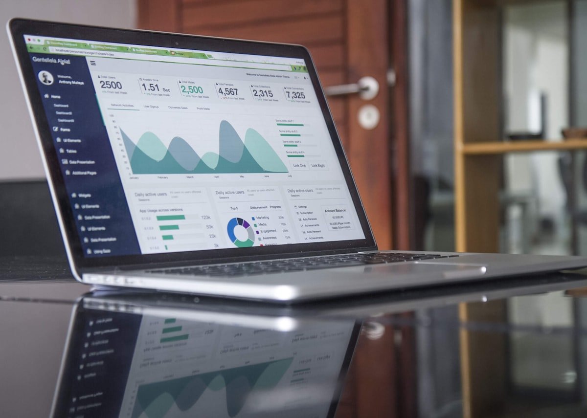 Statistik data di layar laptop untuk sistem informasi