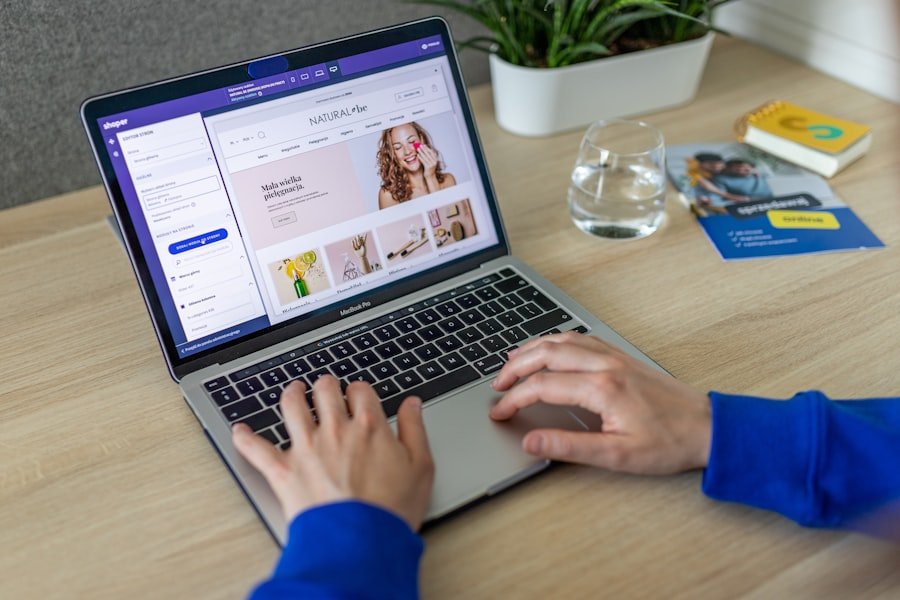 Mendesain tampilan toko online di laptop